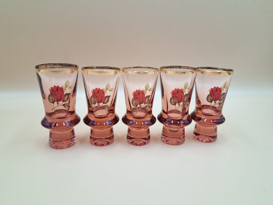 Rozā glāzīšu 20ml ar sarkanām rozēm un zelta apvilkumu, forma "Limo", komplekts 5 personām, Līvānu SF (Stikla gl 376)