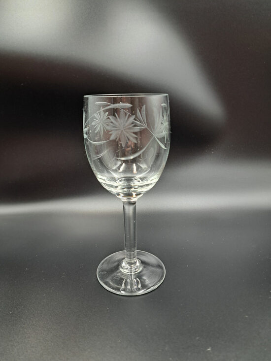 Kristāla vīna glāze, bezkrāsains kristāls, apaļa kāja, skaista puķu rokas gravēšana, tilp.225ml, PSRS (Kristāls gl 136)