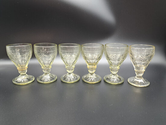 Senā stikla glāzīte Nr2 degvīnam "Lafitniks", presēts stikls. Reljefa raksts - puķu vainags.  (Stikla gl 143)