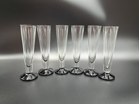 Konjaka (pēc ražotāja apraksta) konusveida glāzīšu "Raķete" uz melnas pamatnes uz kājiņas, gravēšana, komplekts 6 personām, Latvijas stikls (Stikla gl 378)