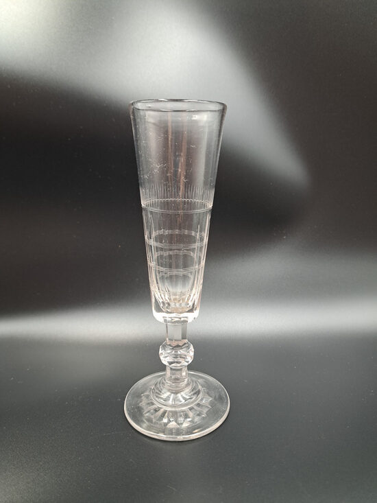 Antikvāra kristāla šampanieša glāze uz kājas ar rokas gravēšanu, Francija. Periods: 1840.-1900.g.g (Kristāls gl 135)