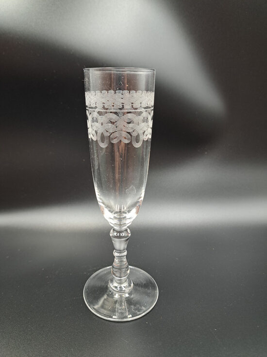 Eleganta šampanieša glāze uz kājas ar bagātīgu gravēšanu, tilp.125ml, Bohemia  (Kristāls gl 138)