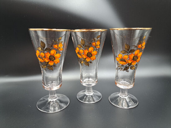 Eleganta stikla glāzes/pokāli 175ml ar oranžām ar zeltu puķēm un zelta apvilkumu. Līvānu SF. Forma "EVA" (Stikla gl 387)