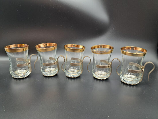 Elegantas bezkrāsainas glāzītes ar platu zelta apvilkumu un metāliskiem turētājiem, tilp.75ml (Stikla gl 389)