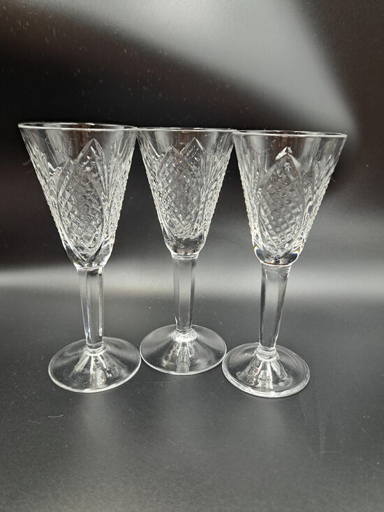 Kristāla liķiera glāzīte uz kājas ar smalku rokas gravēšanu un ķīmisku pulēšanu, NEMAN (Baltkrievija) (Kristāls gl 41)