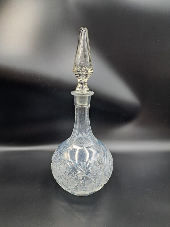 Grezna karafe kristāla, rokas gravēšana. Augstums bez korķa 20cm, augstums ar korķi - 31cm (Kristāla citi 65)
