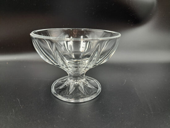 Bezkrāsainas presēta stikla deserta trauks uz kantainas kāiņas. Ražotājs: Francija (Stikls sk 334)