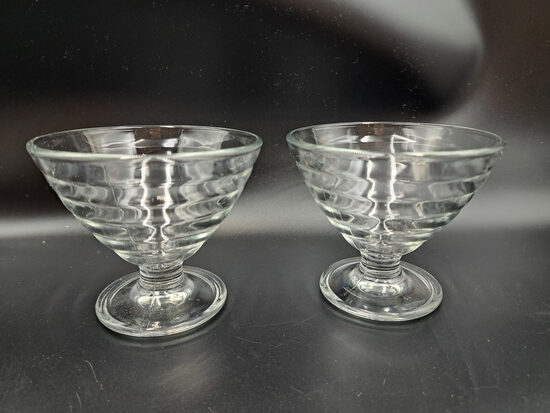 Bezkrāsaina presēta stikla konusveida deserta trauku uz kāiņas, sērija "Viva", komplekts 2 personām. Ražotājs: ​Bormioli Rocco​, Itālija (Stikls sk 332)