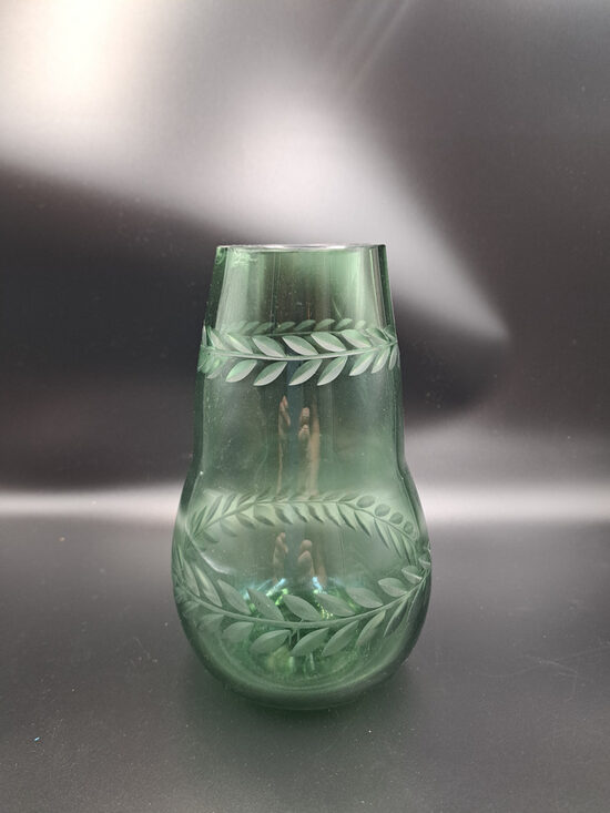 Zaļā vāze ar gravēšanu: lapu vainagiem. Interesanta apaļīga forma (Stikla vāze 182)