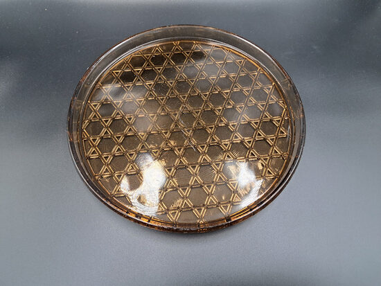 Vintāža presēta griķu medus krāsas stikla apaļa paplate ar vertikalu malu, d=22,5cm. Neman (Stikls sk 329)