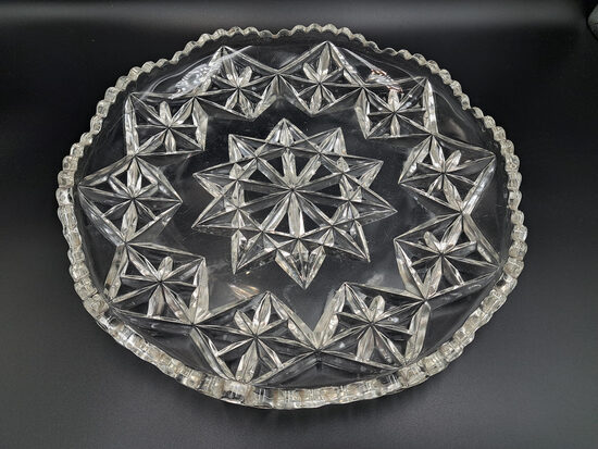 Grezna presēta stikla augļu šķīvis. H=4cm, diam. 28,5cm (Stikls sk 330)