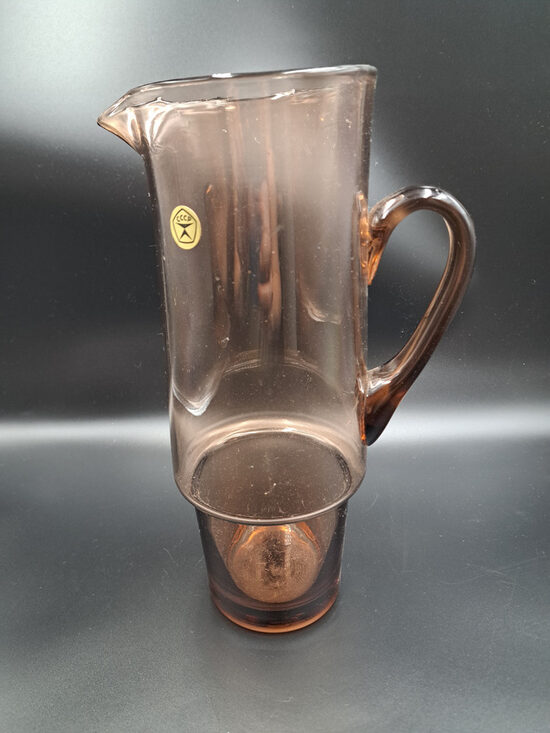 Krūka maigi brūna, pūsts stikls, sašaurinājums apakšā, osiņa. Tilpums ir 1,4L (Karafe st 06)