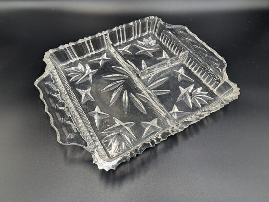 Skaista vintāža presēta stikla paplate, intereants raksts, 23,5cmx19,5cm, h=2,5cm (Stikls sk 322)