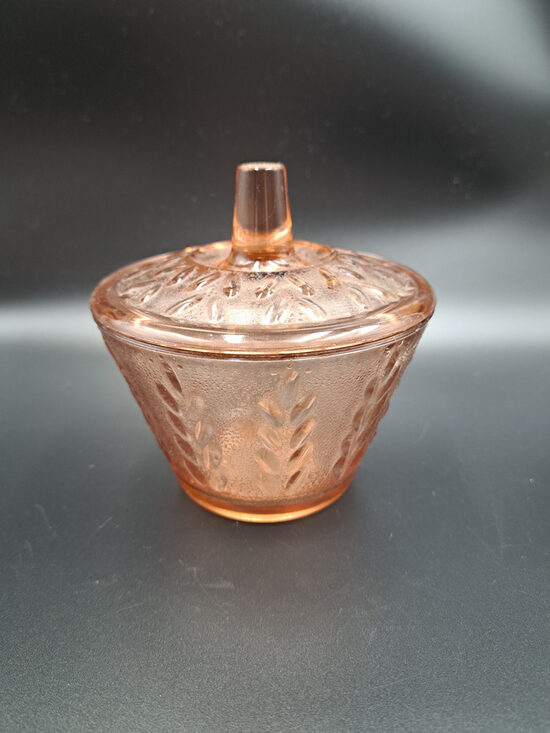 Karameļkrāsas presēta stikla cukurtrauks ar vāku. 20.gs. 2.puse (Stikls sk 01)