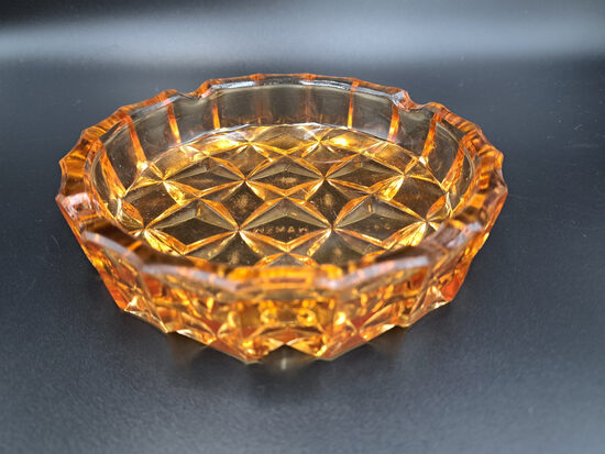 Oranžs apaļs presēta stikla pelnutrauks, NEMAN (Baltkrievija) (Citi st 135)