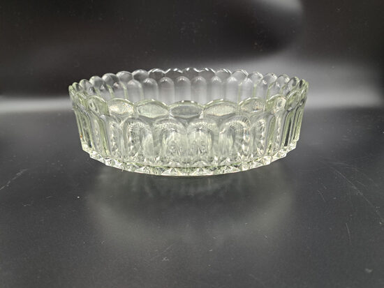 Presēta stikla bļoda uz platas zemas kājas, 1970.-80.ie gadi. Diametrs 18cm (Stikls sk 321)