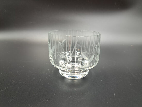 Stikla degvīna glāzīte ar vertikālām svītrām un lapiņām, rokas gravēšana (Stikla gl 397)