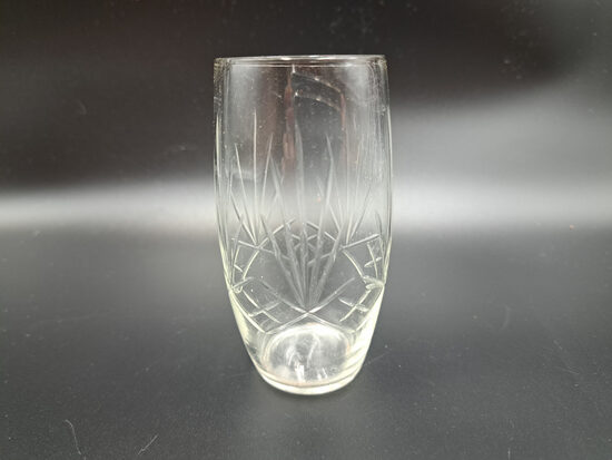 Kristāla glāze-muca ar rokas gravēšanu - palmu zariem, bez zelta. 20.gadsimta vidus. Tilpums 150m (Kristāls gl 140)