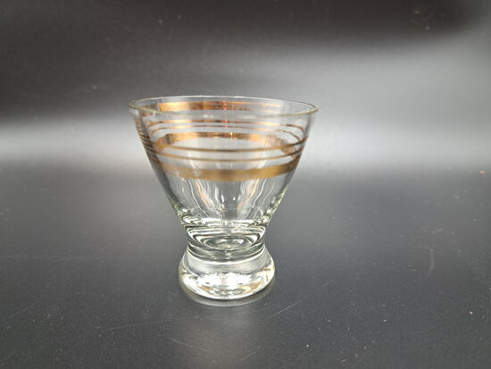 Stikla glāzīte konusveida uz platas kājiņas 40ml, 4 zelta svītas, 20.gs.vidus (Stikla gl 393)