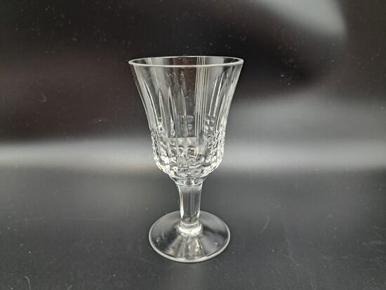 Kristāla glāzīte 100ml uz kantainas kājiņas, "dimanta" rokas gravēšana, "Banketa". Ražotājs - Gusevas kristāla rūpnīca (Kristāls gl 141)