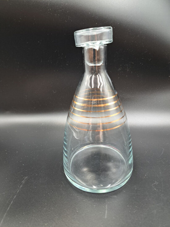 Lakoniskā konusveida ar zelta svītrām un korķi karafe.  Augstums bez korķa 16cm (Karafe st 11)