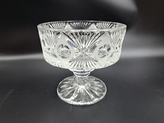 Skaists presēta kristāla ar rokas gravēsanas elementiem konfekšu trauks uz kājas. D=12,5cm; h=11,5cm (Kristāla citi 62)