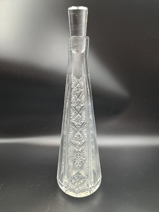 Skaista kristāla stipro dzērinu karafe ar rokas gravēšanu un ķīmisku pulēšanu, raksta numurs 900/1, NEMAN. Tilpums ir 500ml (Kristāla citi 61)