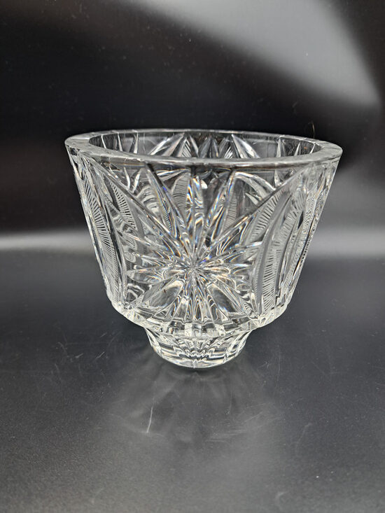 Izsmacināta kristāla konvekšu bļodiņa uz kājas ar palmu rakstu d=13cm.Nr, 900/37. Dzeržinsakas kristāla rūpnīca (Kristāls sk 81)