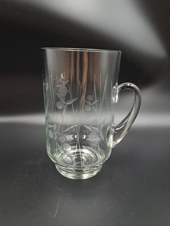 Izsmlacināts dāmu alus/kvasa kauss ar puķu rakstu, rokas gravēšana. H=15cm, d=8,5cm, tilpums 600ml (Stikla gl 385)