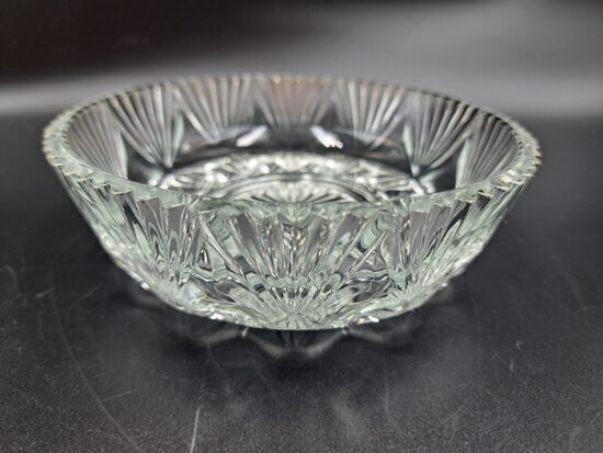 Mazā presēta stikla bļodiņa uz platas zemas kājiņas, D=13cm, h=3,5cm (Stikls sk 320)