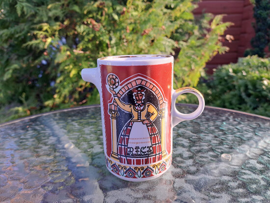 Kafijas kannia no mini kafijas servīzes Rīga ar meiteni un zeltu, RPR (Citi 406)