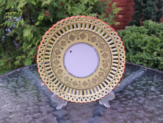 Reti sastopams dzeltens mežģīņu saldumu šķīvis, d=15,5cm ar smalku tautisku zelta rakstu un sarkanu apvilkumu (Citi 405)