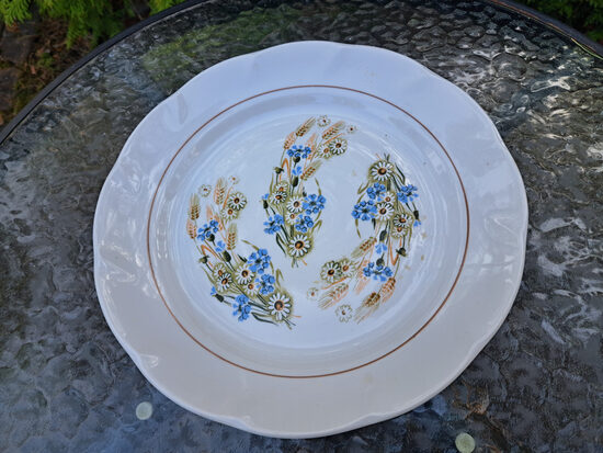 Vidējais apaļais servējamais šķīvis d=27cm, forma "Viktorija" ar Jāņu pušķi (3 pušķi centrā) un brūnu apvilkumu centrā, RPR (Viktorija 110)