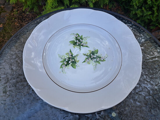 Lielais apaļas servējamais šķīvis ar maijpuķītēm brūnu apvilkumu centrā, pusdienu servīze "Viktorija", RPR. D=36cm. (Viktorija pusd 104)