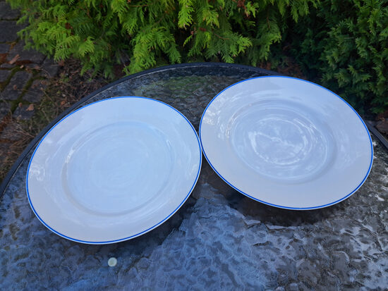 Otrā ēdiena šķīvis ar zilu apvilkumu, d=24cm. Zīmogs P.B. - porcelāna braķis. Ražotājs ir Kuzņecovs Rīga (Kuzņecovs 186)