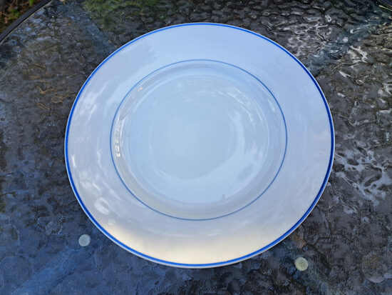 Otrā ēdiena šķīvis ar zilu apvilkumu (centrā un gar ārējo malu), d=24cm. Zīmogs Rīgas Keramikas fabrika ar zvaigzni (Kuzņecovs 188)