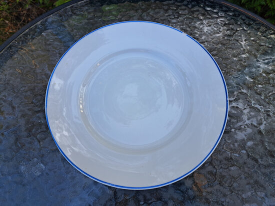 Otrā ēdiena šķīvis ar zilu apvilkumu, d=24cm. Zīmogs P.B. - porcelāna braķis. Ražotājs ir Kuzņecovs Rīga, Plakans nošķēlums (Kuzņecovs 187)