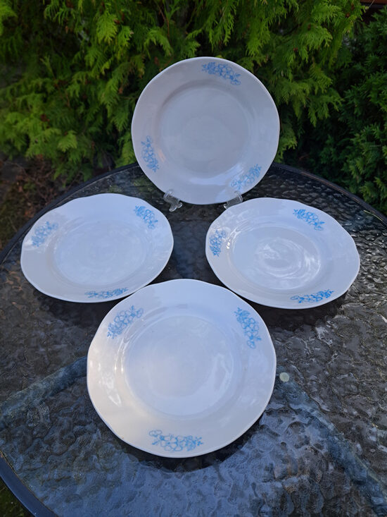 Salātu šķīvji d=20cm balti ar gaiši zilām puķēm, bez zelta, forma "Vilnis", RPR (Vilnis pusdienu 202)