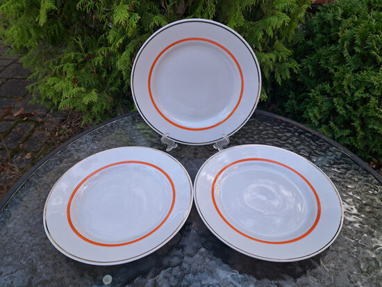 Salātu šķīvji, d=20cm ar sarkanu un zelta svītru un taisnu malu, RPR (Citi pusd 315)