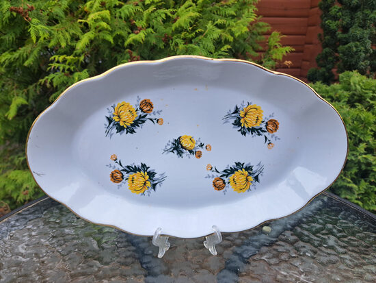 Lielais garenais šķīvjis no pusdienu servīzes "Ārija" ar dzeltenām asterēm (5 mazi pušķi) un zeltu, RPR. L=36cm (Ārija pusdienu 464)