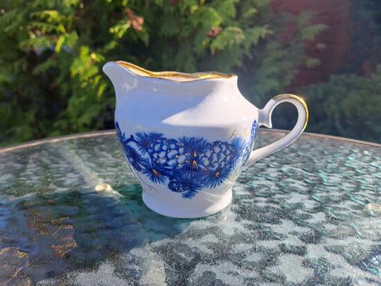 Krējuma kanniņa ar kobalta čiekuriem un zeltu, tējas servīze "Ārija", RPR (Ārija tējas 155)