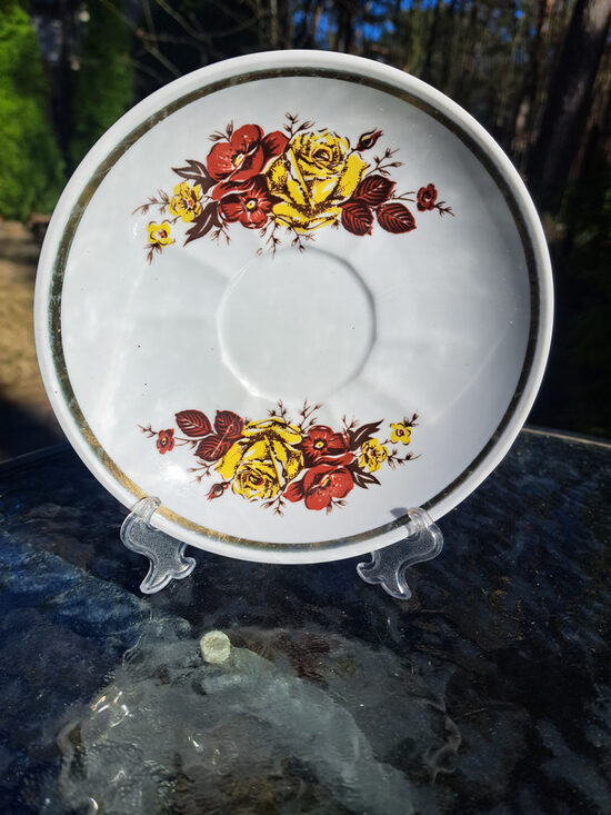 Reta buljona apakštase ar dzeltenam rozēm, ķieģeļkrāsas puķītēm un platu zelta svītru gar malu, RPR (Buljona 301)