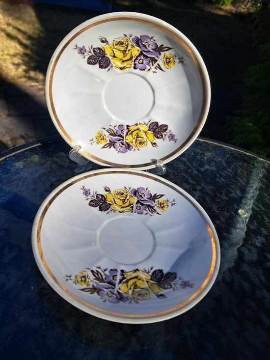 Reta buljona apakštase ar dzeltenam rozēm, lilla puķītēm un platu zelta svītru gar malu, RPR (Buljona 303)