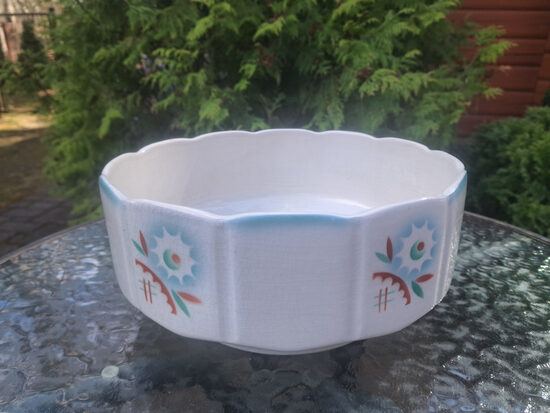 Lielā fajansa bļoda ar puķu rakstu gaiši zilos toņos (aerogrāfija), Kuzņecovs, 1920.-ie gadi. Diametrs 25,5cm. Dziļums 11cm (Kuzņecovs 191)