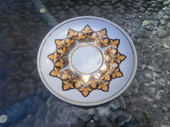 Apakštase no tējas servīzes "Ārija" ar skaistu brūnu ar bagātīgu zeltu dekolu, RPR (Ārija tējas 231)