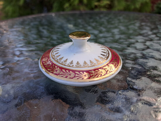 Vāciņš no elegantas kafijas kannas no mokka kafijas servīzes ar greznu bordo un zelta dekolu. Ražotājs Thun (Čehija 101)