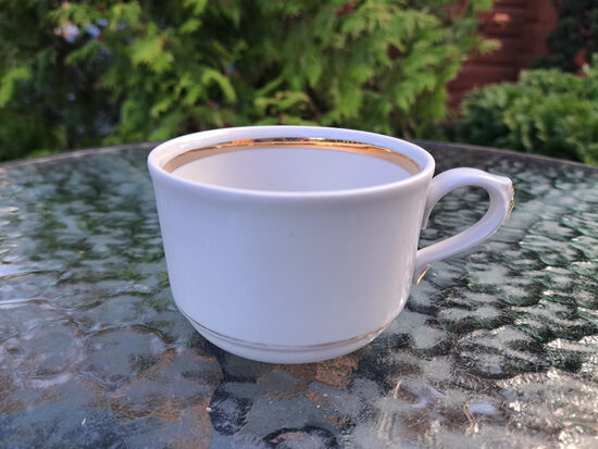 Tējas krūzīte balta ar zelta apvilkumu, Borislavas porcelāna rūpnīca(Ļvivas apg.). Krūzītes tilpums ir 225ml  (Ukraina 36)