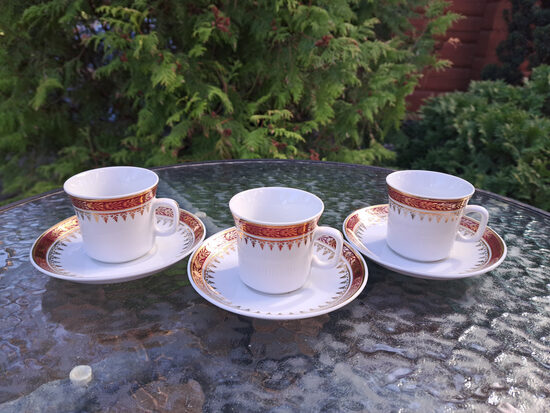 Eleganti mokka kafijas pāri, tilp.100ml ar greznu bordo un zelta dekolu. Ražotājs Thun (Čehija 102)