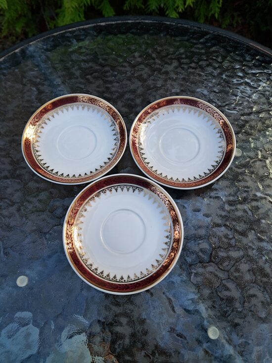 Elegantas mokka kafijas apakštases ar greznu bordo un zelta dekolu. Ražotājs Thun (Čehija 103)