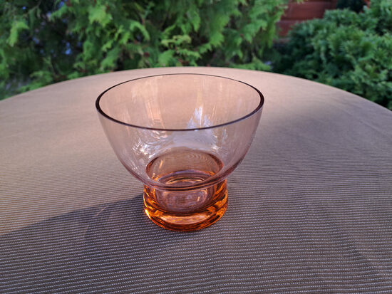 Vintāža bļodiņaa karamēļkrāsas ar platu kāju. Pūsts stikls. D=10,7cm, h=9cm (Stikls sk 337)